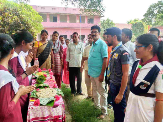 स्काउट गाइड ने गर्ल्स हाई स्कूल में बनाया बिना बर्तन के भोजन 